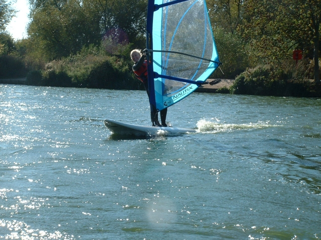  um feliz windsurfer.jpg 